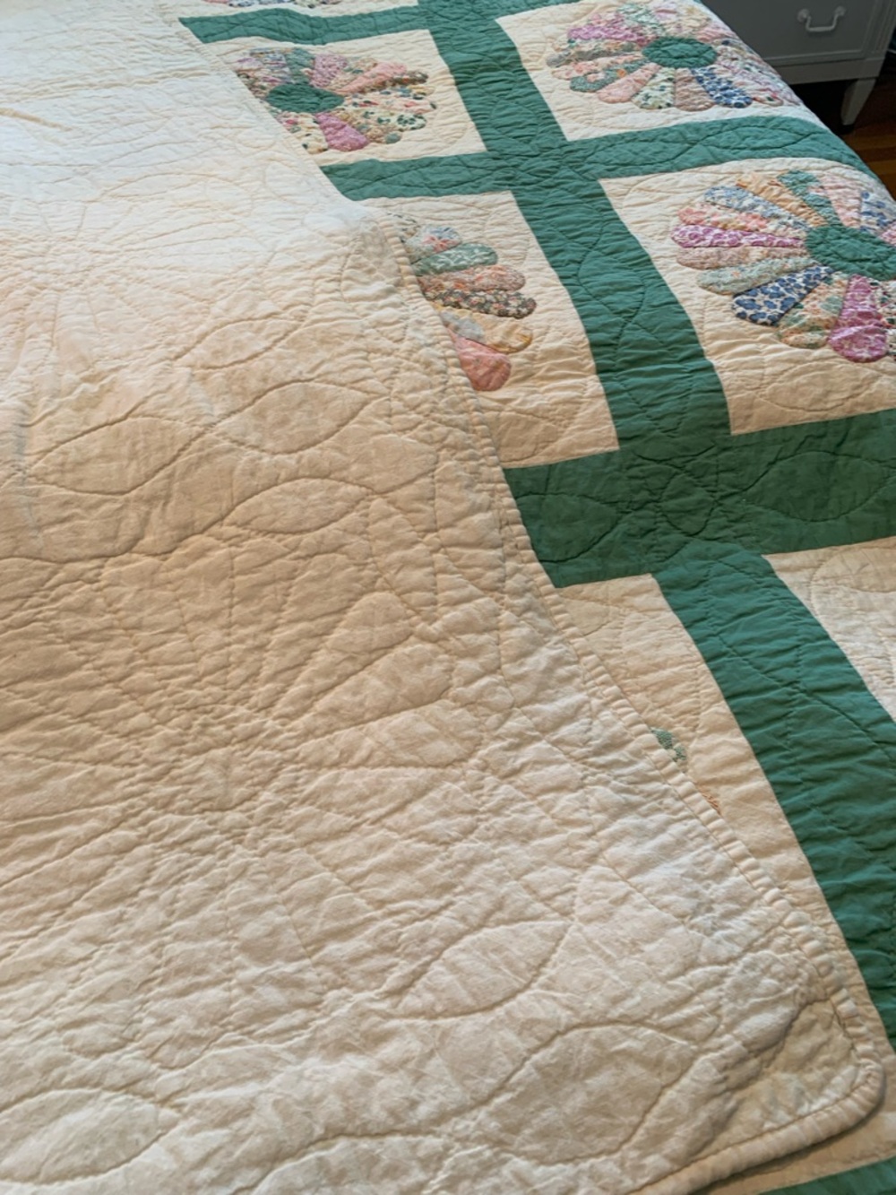Vintage Handmade Green Dresden Plate Quilt - Pastel Floral Patchwork - Picture 7 of 7